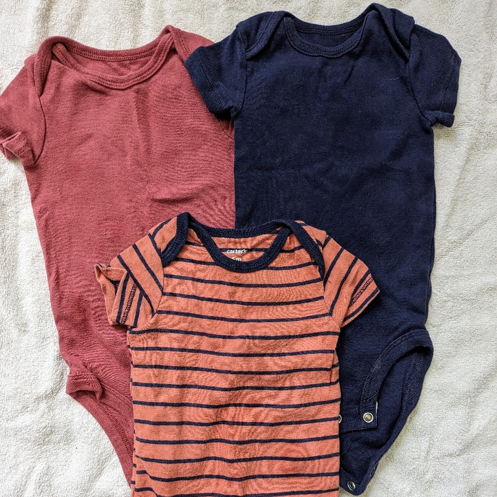 Baby boys 6 month onesies and pants. Set of 6. Carter's. Excellent used cond.